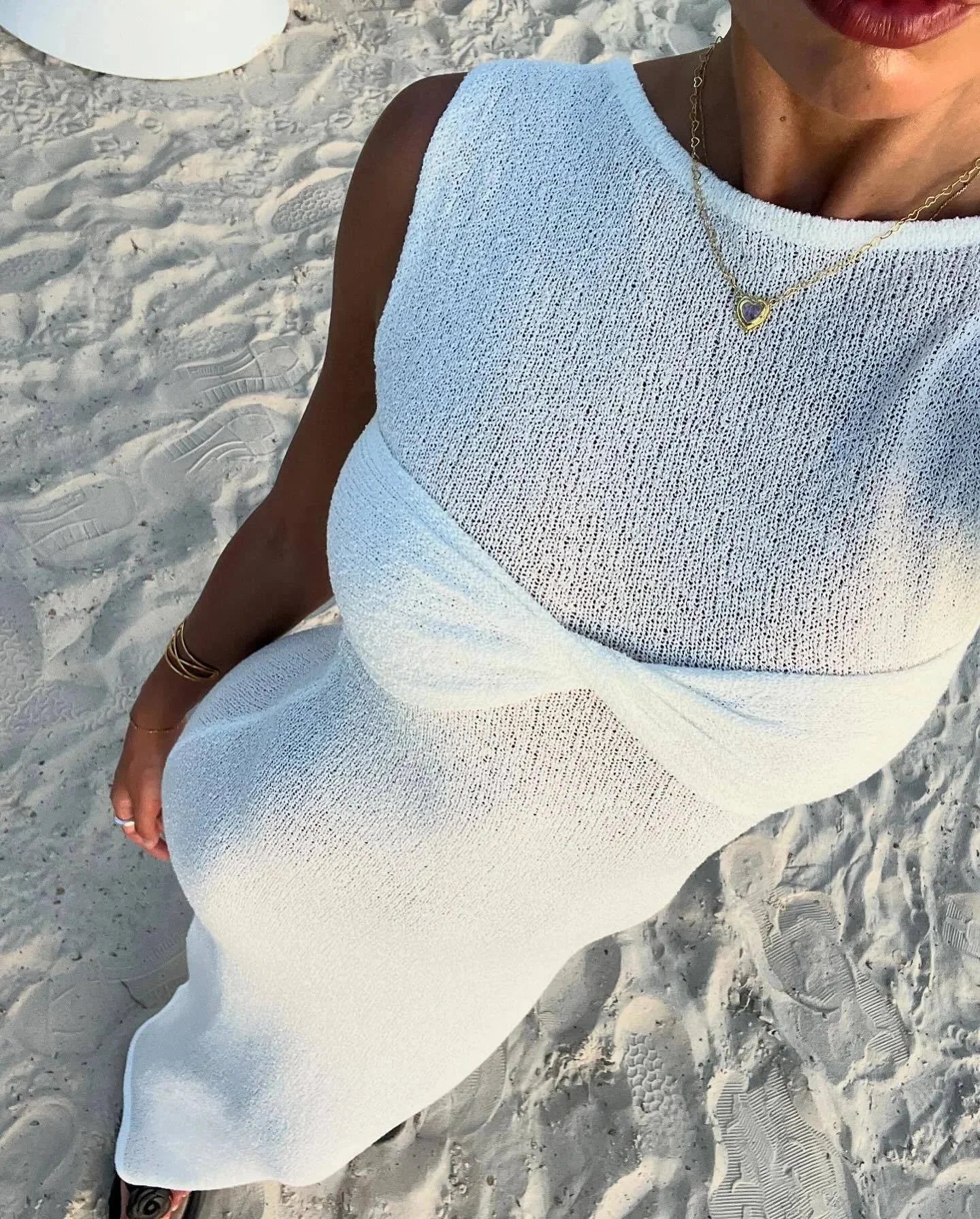 Vestido largo de mujer sin mangas con detalle retorcido