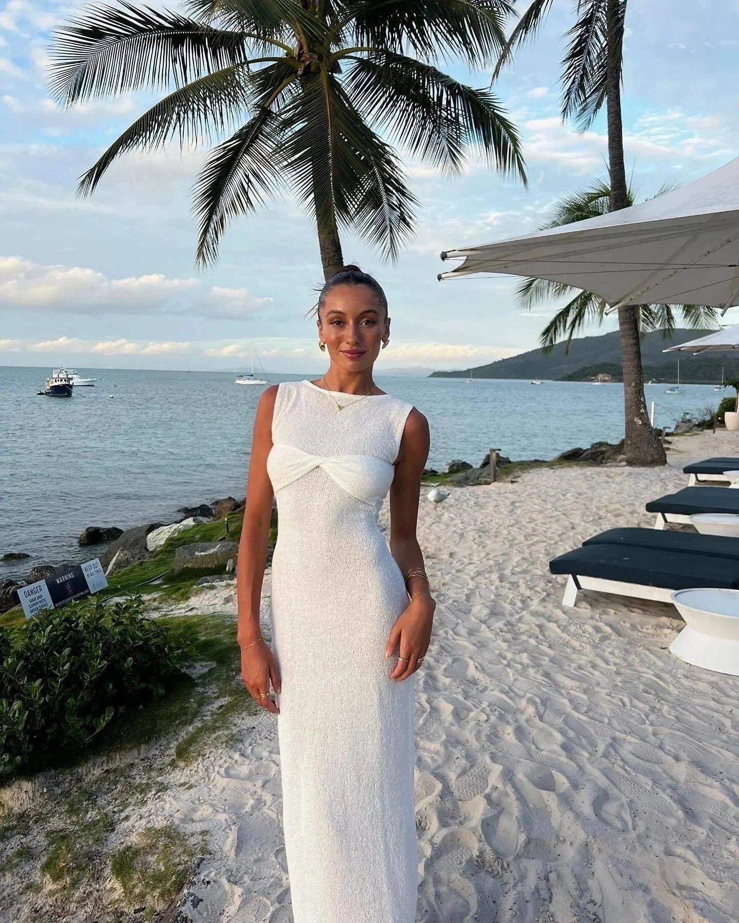 Vestido largo de mujer sin mangas con detalle retorcido