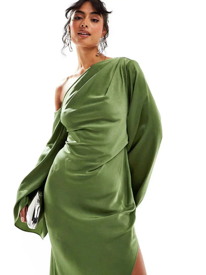 Vestido largo de fiesta satinado verde Hombro descubierto