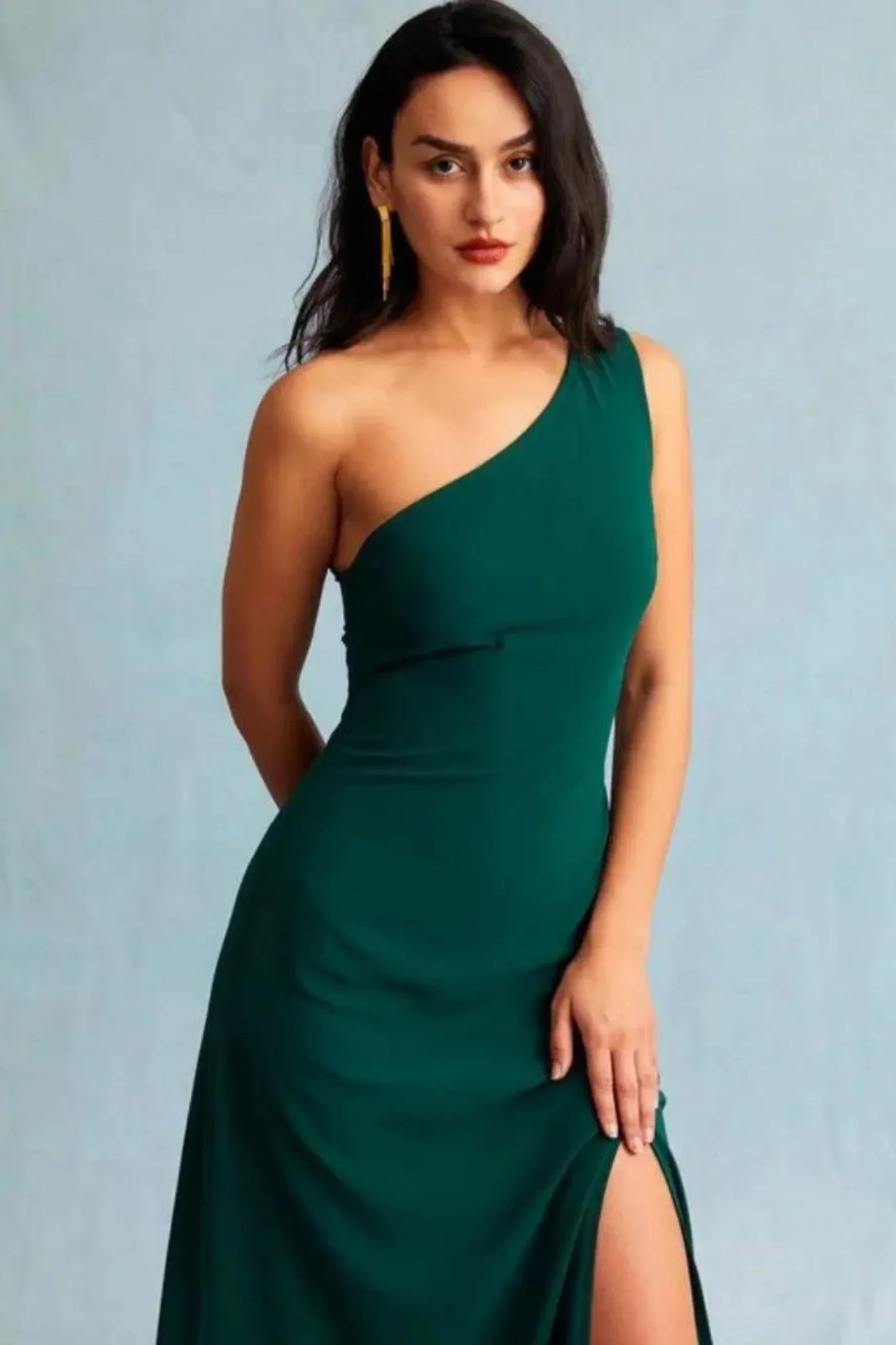 Vestido largo mujer verde con escote asimétrico y abertura