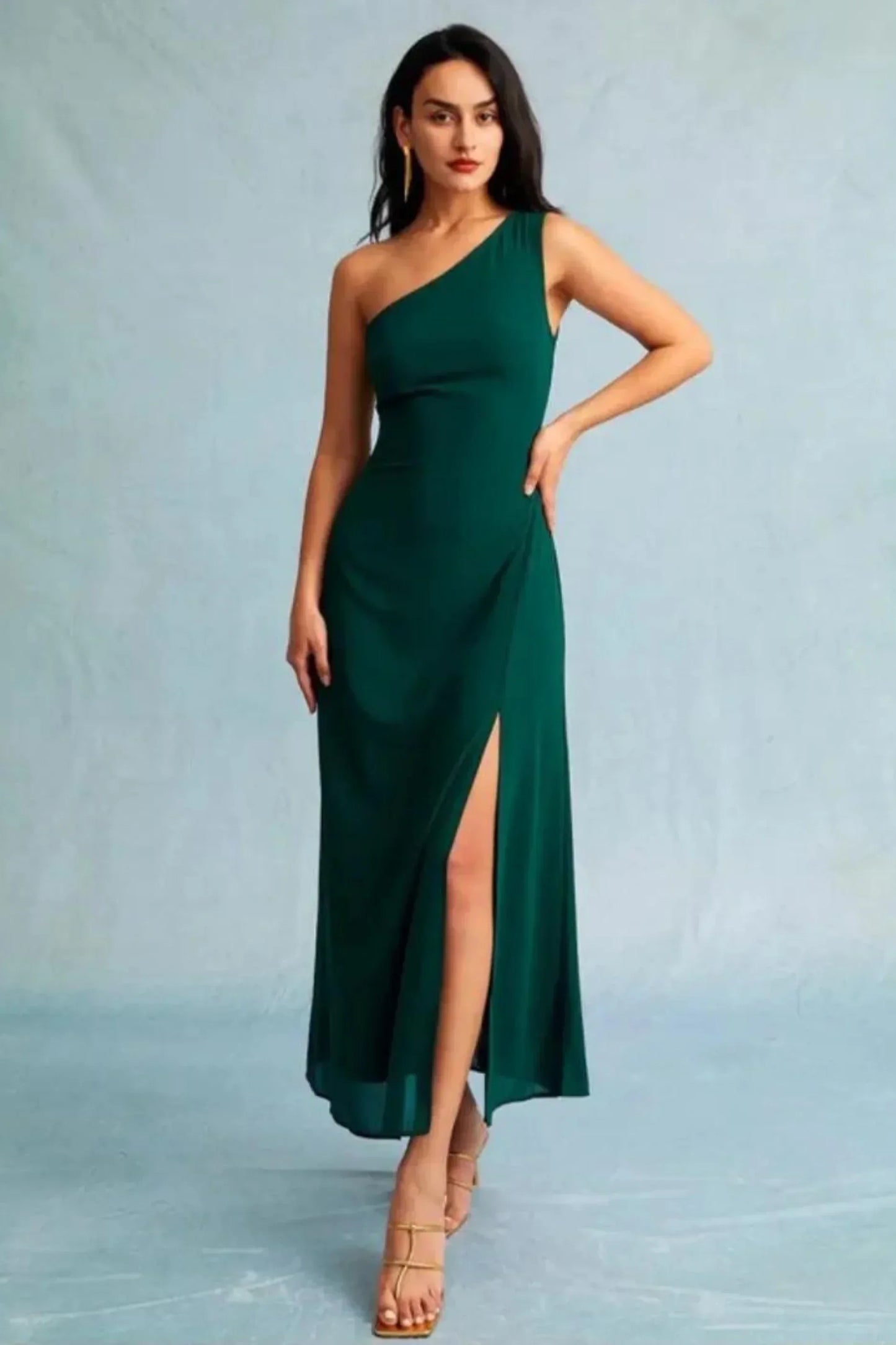 Vestido largo mujer verde con escote asimétrico y abertura