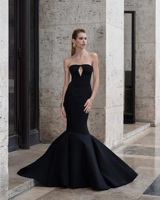Vestido largo sirena de mujer negro sin tirantes