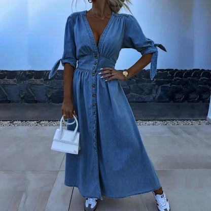 Vestido largo de mujer en denim azul con cuello en V y botones