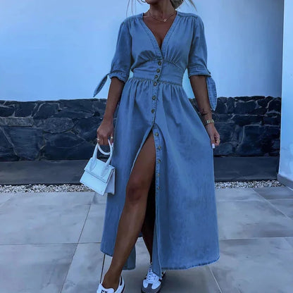 Vestido largo de mujer en denim azul con cuello en V y botones