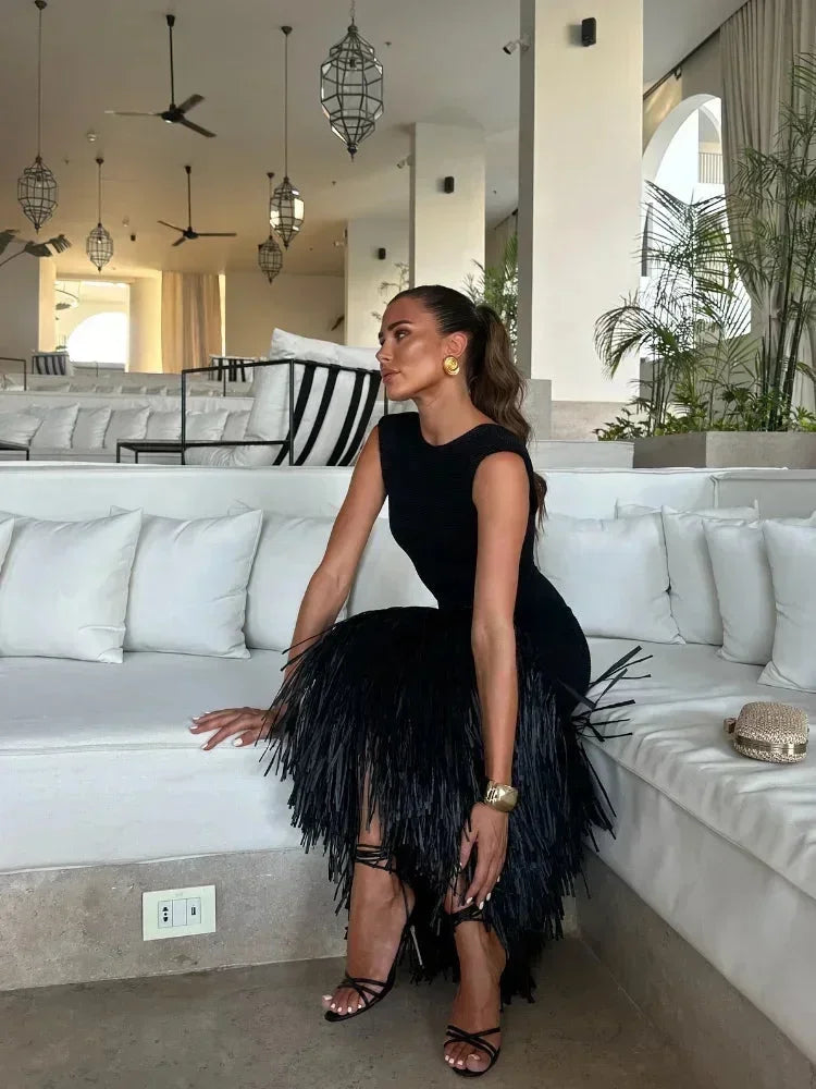 Vestido midi negro sin mangas con flecos en el bajo