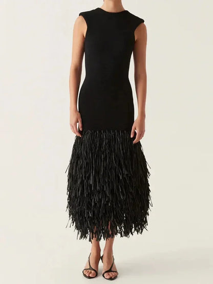 Vestido midi negro sin mangas con flecos en el bajo