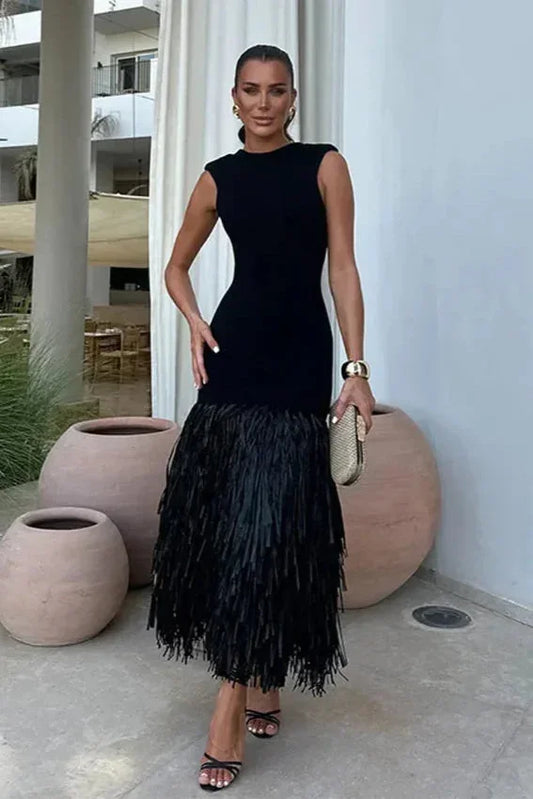 Vestido midi negro sin mangas con flecos en el bajo