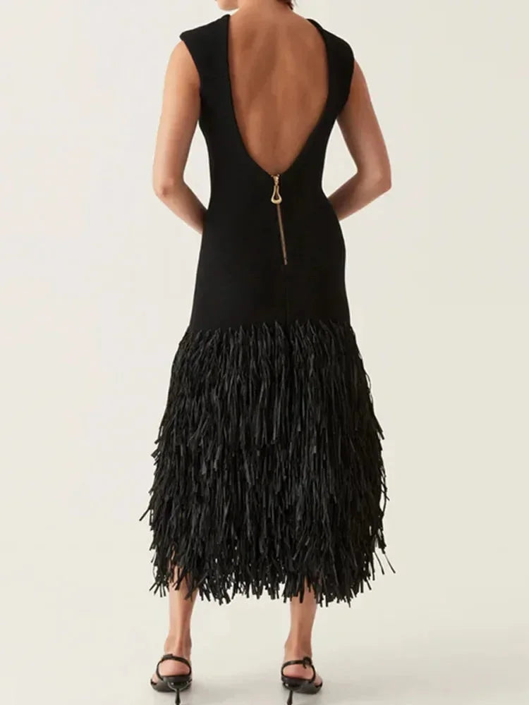 Vestido midi negro sin mangas con flecos en el bajo