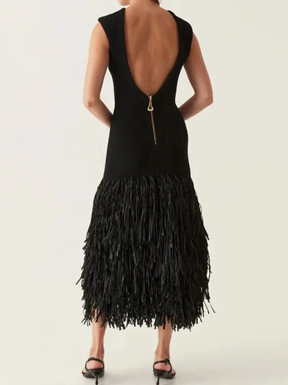 Vestido midi negro sin mangas con flecos en el bajo